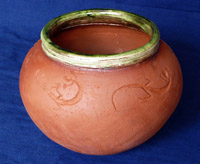 coil pot with lizard relief